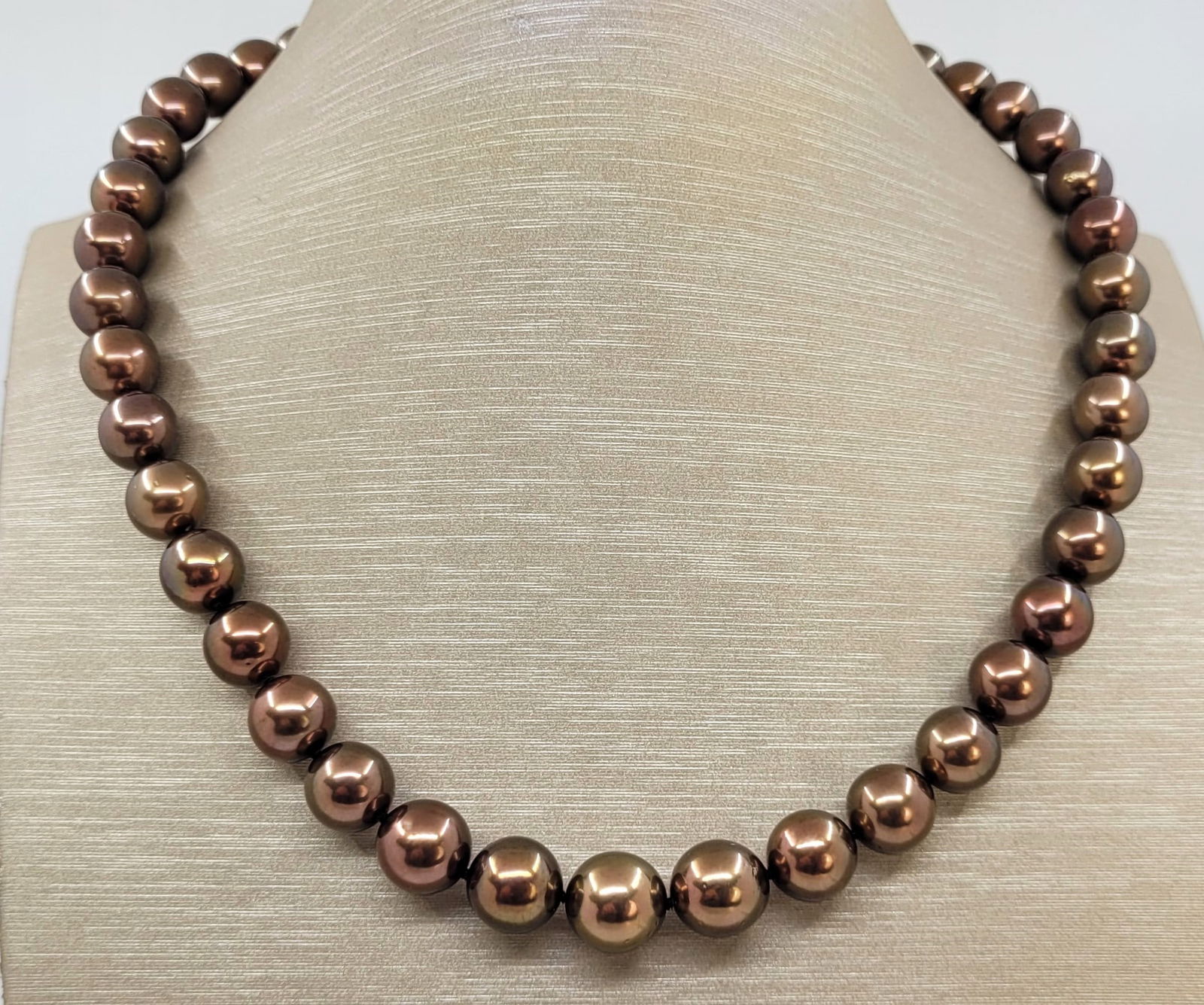 Necklace PSL Certified Chocolate Tahitian Pearls 8.5x10.8mm: Title: Necklace PSL Certified Chocolate Tahitian Pearls 8.5x10.8mm Description: This necklace is in the category of the Tahitian Pearls according to the tested results and the P.S.L criteria. Emerging