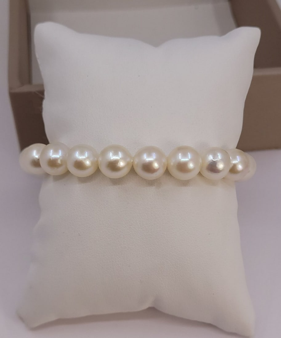 Bracelet 9x9.5mm Bright Akoya pearls: Title: Bracelet 9x9.5mm Bright Akoya pearls Description: A beautiful pearl bracelet of white saltwater Akoya pearls with exceptional lustre. The classic Akoya pearl is a type of cultured saltwater pea