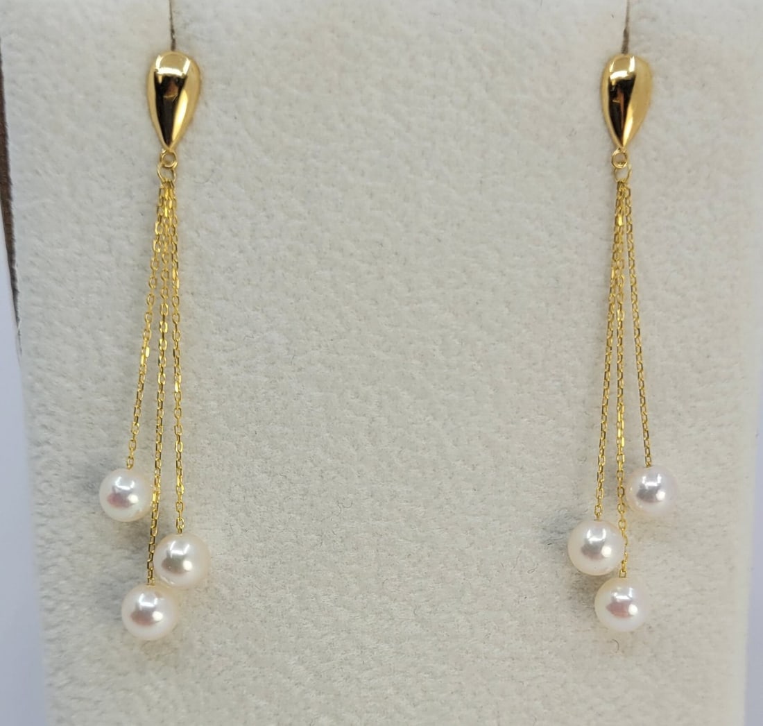 Earrings - 18 kt. Yellow gold - 5mm Akoya Pearls: Title: Earrings - 18 kt. Yellow gold - 5mm Akoya Pearls Description: Produced in the warm waters of Japan, these pearls have a natural stunning vibrant white colour and look beautiful with the yellow