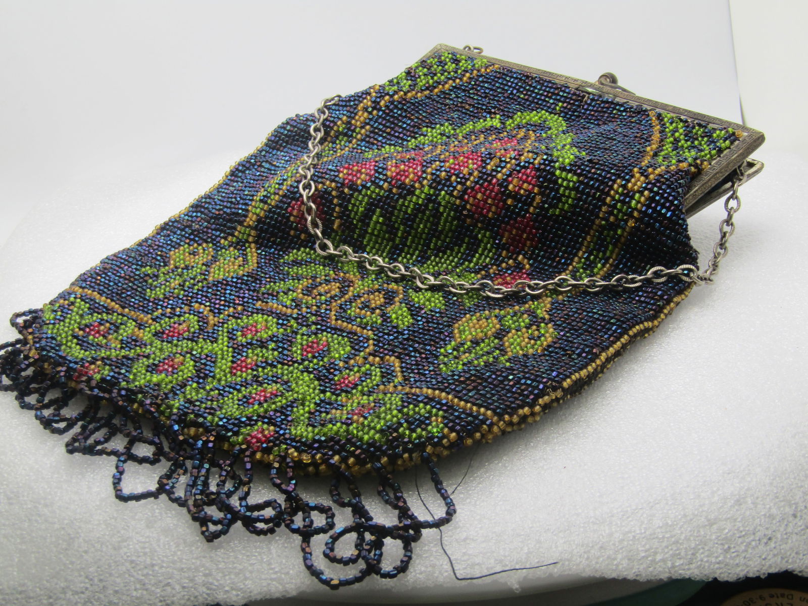 Vintage Floral Glass Beaded Purse, 1920's, 15" Handle: Vintage Floral Glass Beaded Purse, 1920's, 15" Handle. This has a silver tone hinged top with a Greek key imprint on the hinge front and back . The chain is appx. 4mm wide textured and smooth oval lin