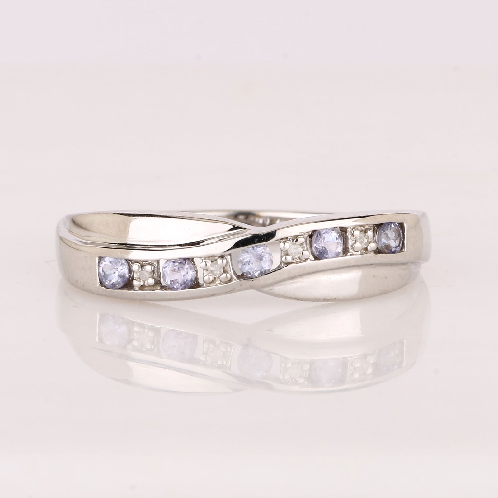 Ring: Tanzanite Round 2.10-2.20mm: No Reserve! Title: Ring: Tanzanite Round 2.10-2.20mm Description: Tanzanite Round 2.10-2.20mm - 5Pcs + White Diamond S/C Round 0.90mm - 4Pcs (PERFECT MM STONES) Date/Period: After 2000 Materials: 925