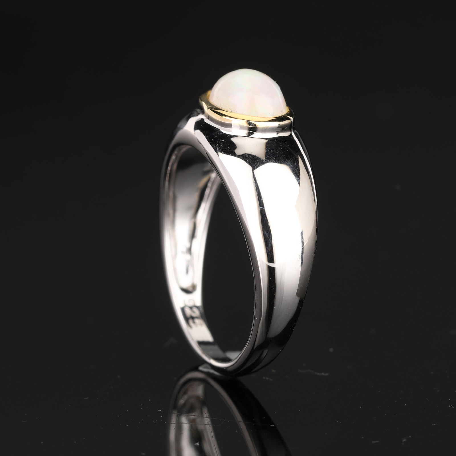 Ring: Ethiopian Opal CAB Oval 8x6mm (1 of 5)