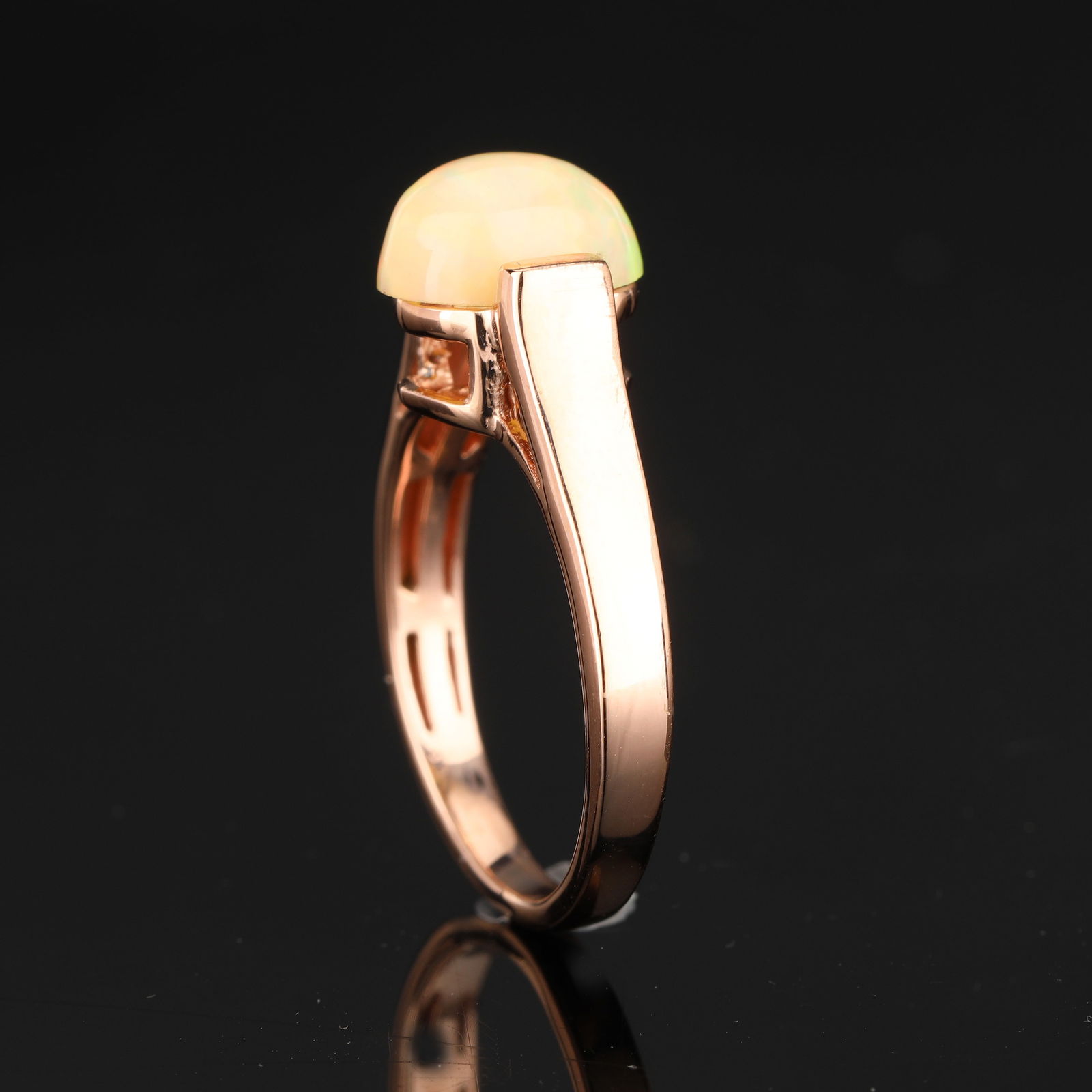 Ring: Ethiopian Opal CAB Oval 9x7mm - 5