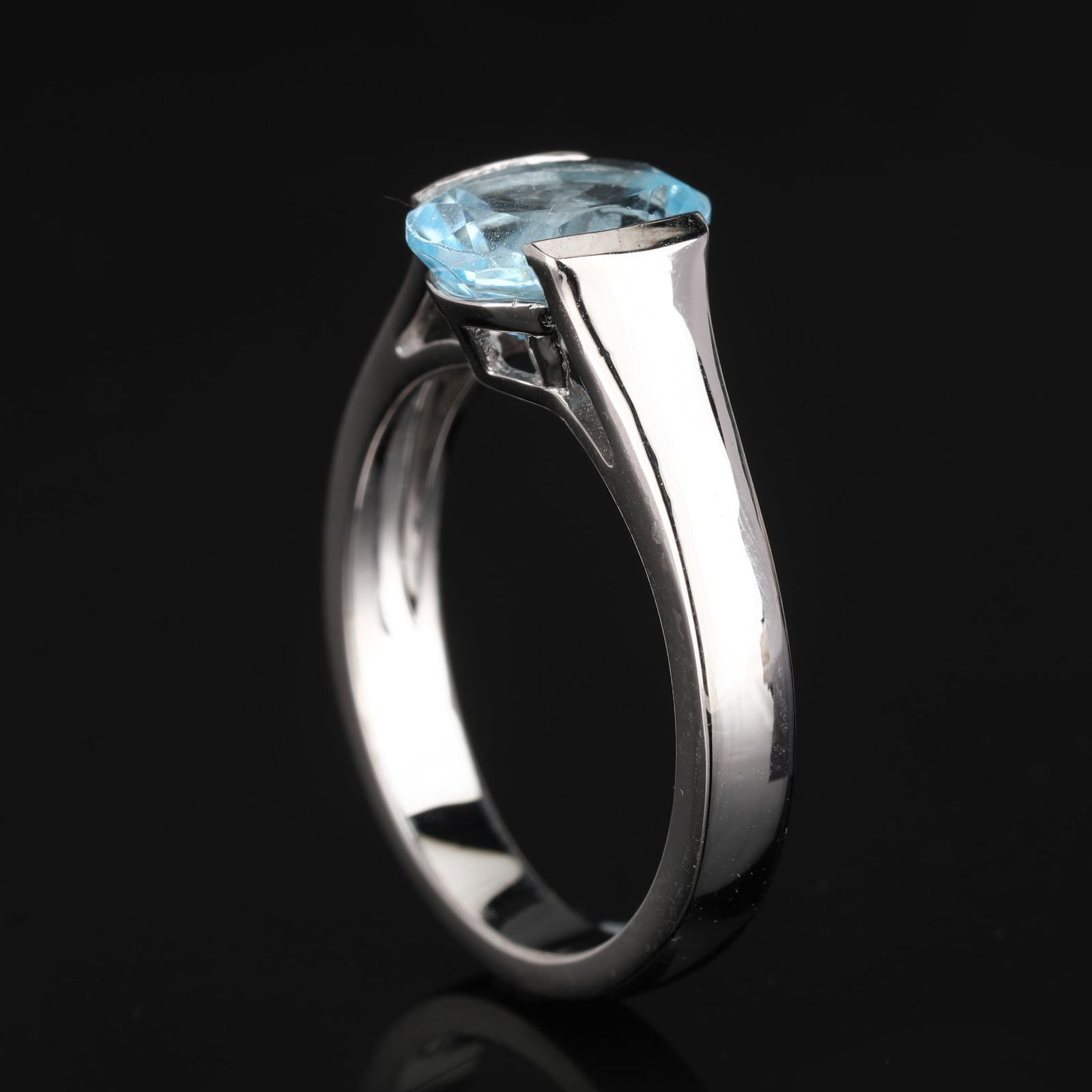 Ring: Blue Topaz Oval 9x7mm (1 of 5)