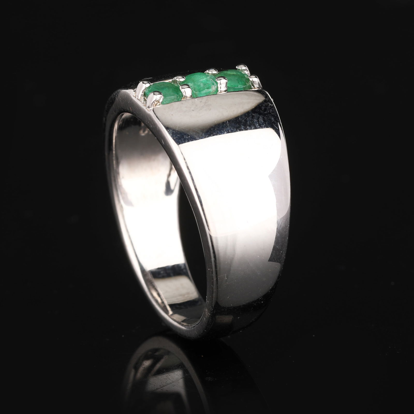 Ring: Zambian Emerald ( Better Color ) Round 3.00mm