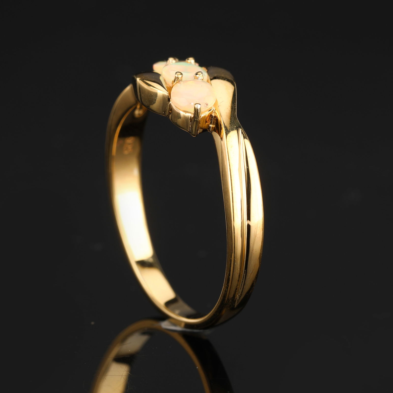 Ring: Ethiopian Opal Round 4.00mm