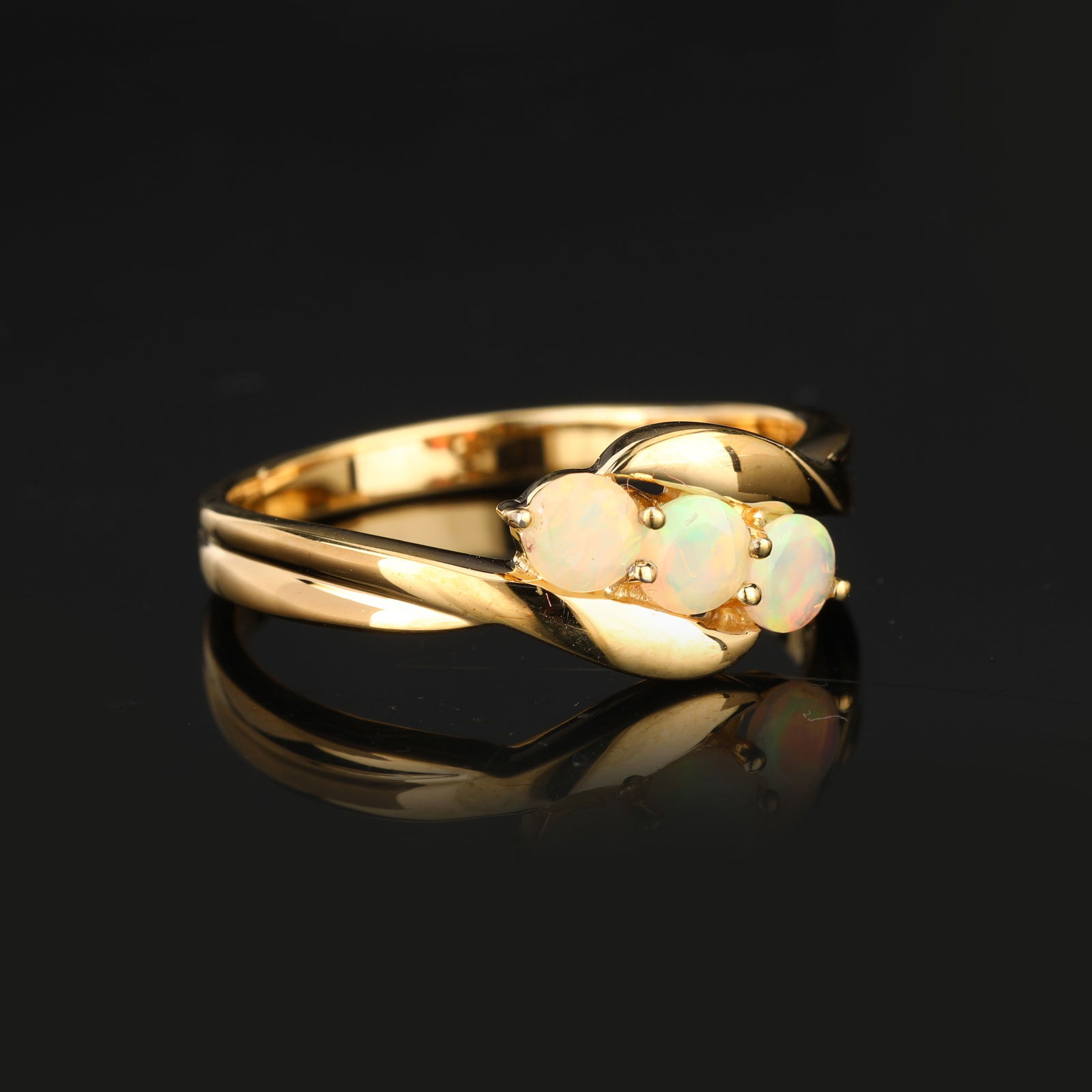 Ring: Ethiopian Opal Round 4.00mm - 3