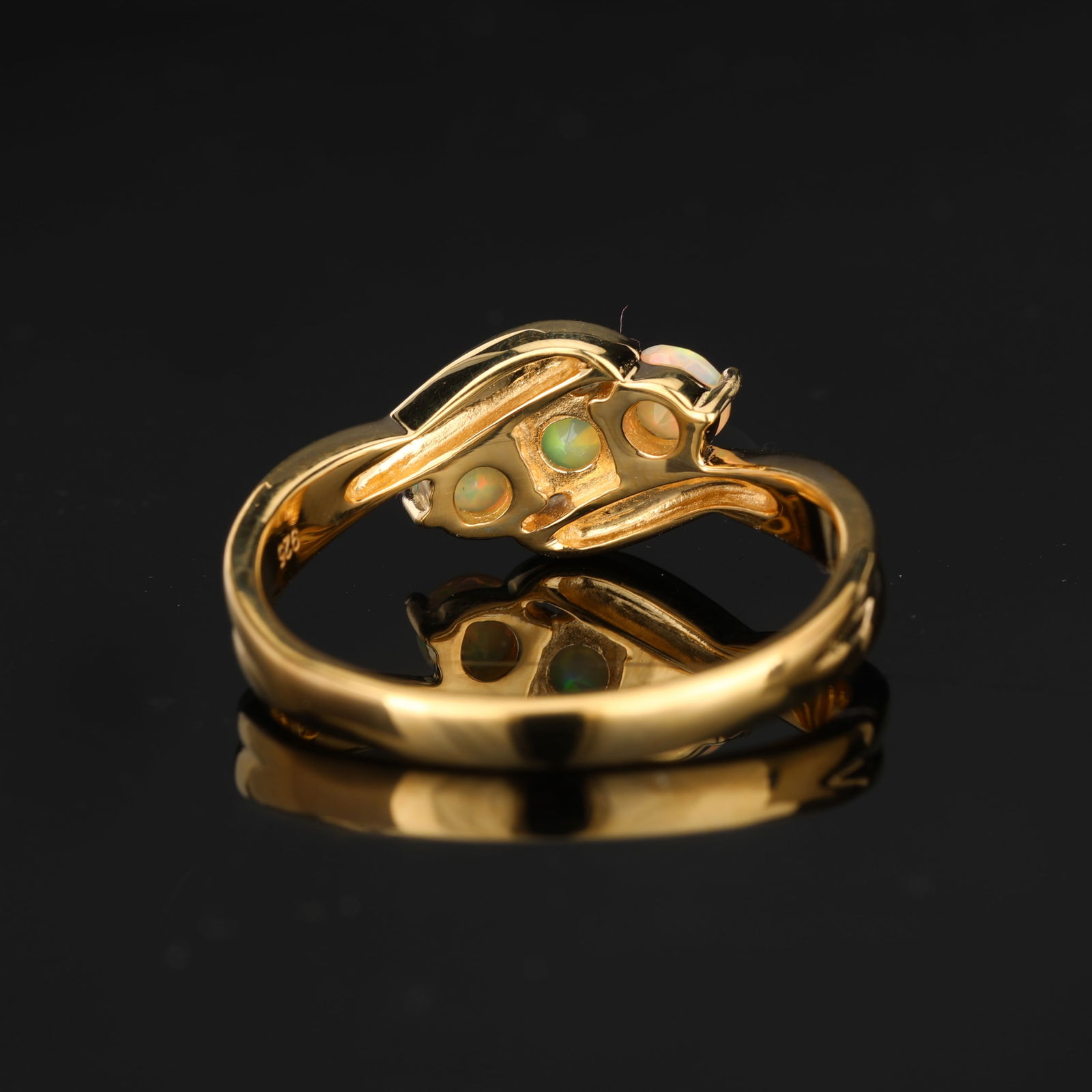 Ring: Ethiopian Opal Round 4.00mm - 4