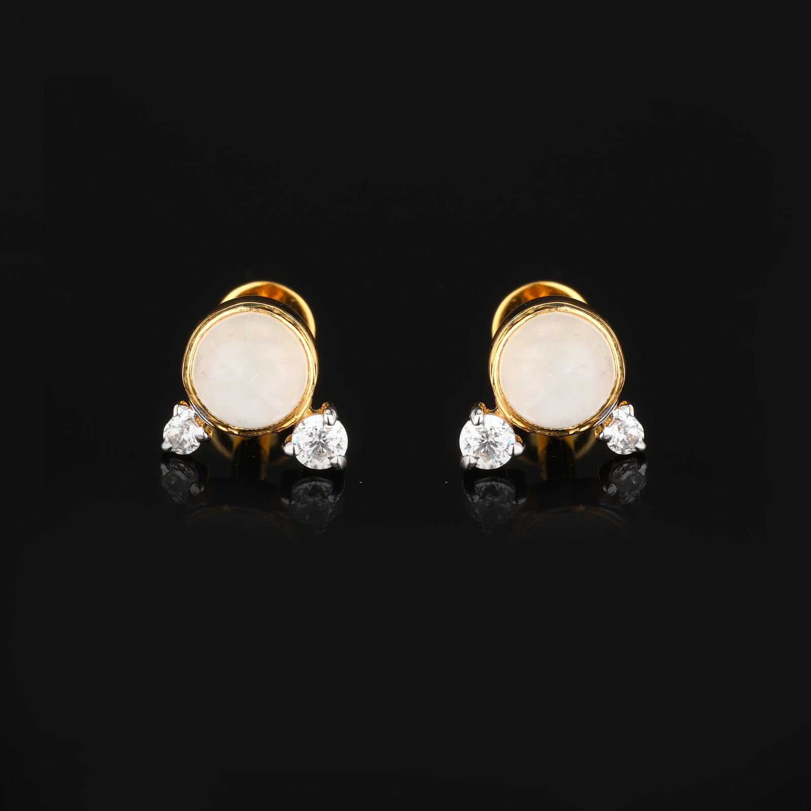 Ring: White Rainbow Moonstone CAB Round 4.00mm