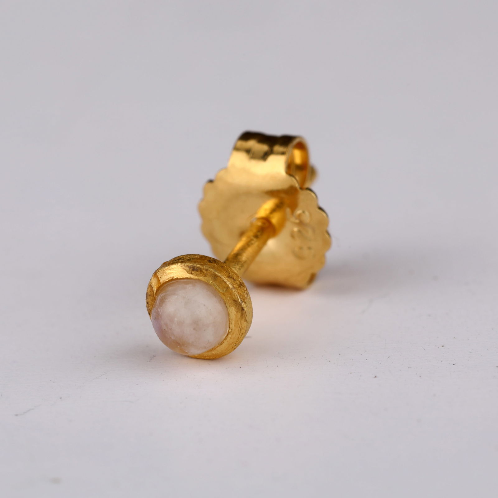 Ring: White Rainbow Moonstone CAB Round 3.00mm - 3