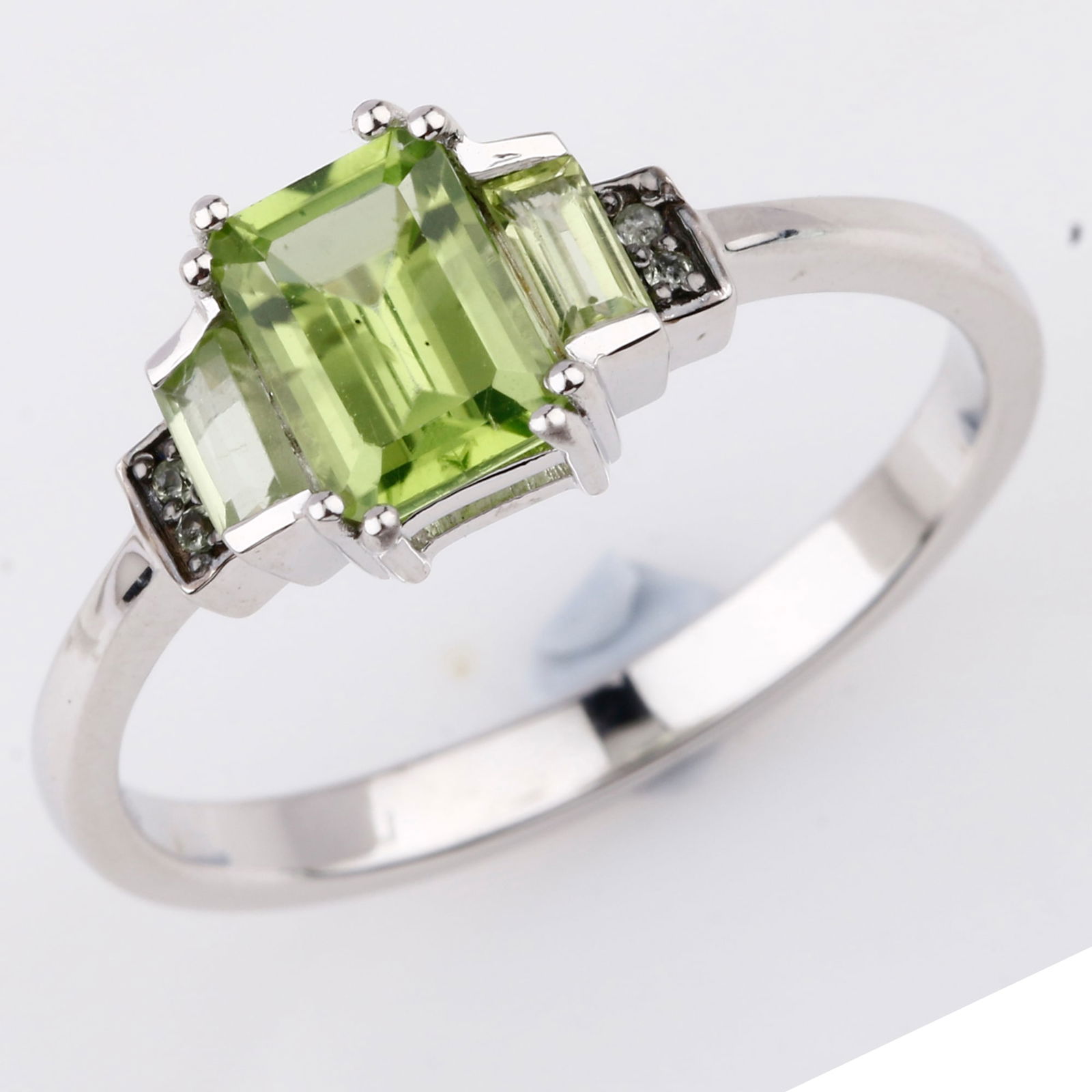 Ring: Peridot Octagon 7x5mm: No Reserve! Title: Ring: Peridot Octagon 7x5mm Description: Peridot Octagon 7x5mm - 1Pcs + Peridot Baguette 4x2mm - 2Pcs + Black Spinel Round 1.00mm - 4Pcs Date/Period: After 2000 Materials: 925 Silve
