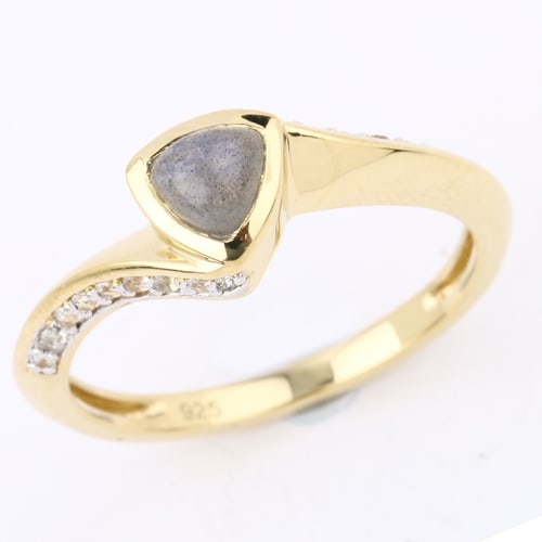 Ring: Labradorite CAB Trillion 4.50mm: No Reserve! Title: Ring: Labradorite CAB Trillion 4.50mm Description: Labradorite CAB Trillion 4.50mm - 1Pcs + White Topaz Round 2.00mm - 2Pcs + White Topaz Round 1.80mm - 2Pcs + White Topaz Round 1.5