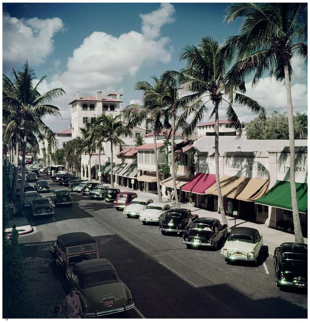 Palm Beach Street 1953 - Slim Aarons Estate Stamped: 1953 (printed later) - 7