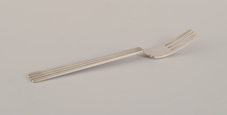 Georg Jensen Bernadotte dinner fork.: Title:Georg Jensen Bernadotte dinner fork. Description:Georg Jensen Bernadotte dinner fork. After 1944 hallmark. Perfect condition. Dimensions: Length 19.0 cm. Reserve: $140.00 Shipping: Domestic: Shi