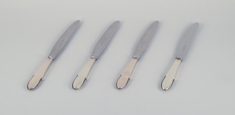 Georg Jensen, a set of four Beaded dinner knives with short handles in 830 silver with stainless: Title:Georg Jensen, a set of four Beaded dinner knives with short handles in 830 silver with stainless steel blades. Description:Georg Jensen, a set of four Beaded dinner knives with short handles in