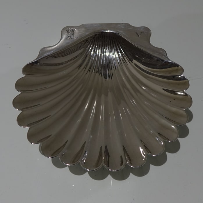 Early 18th Century Antique George II Sterling Silver Butter Dish London 1733 John Gamon: Title:Early 18th Century Antique George II Sterling Silver Butter Dish London 1733 John Gamon Description:Description A very fine early 18th century “escallop” shell butter dish with an el