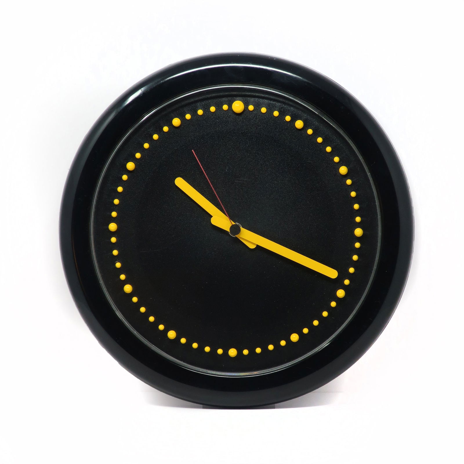 1980s Postmodern Black and Yellow Rexite Zero 980 Wall Clock: Designed by Raul Barbieri and Giorgio Marianelli for Rexite in 1981, this Zero 980 wall clock has a striking yellow and black color combination. Black plastic case, yellow hands, and raised yellow pla