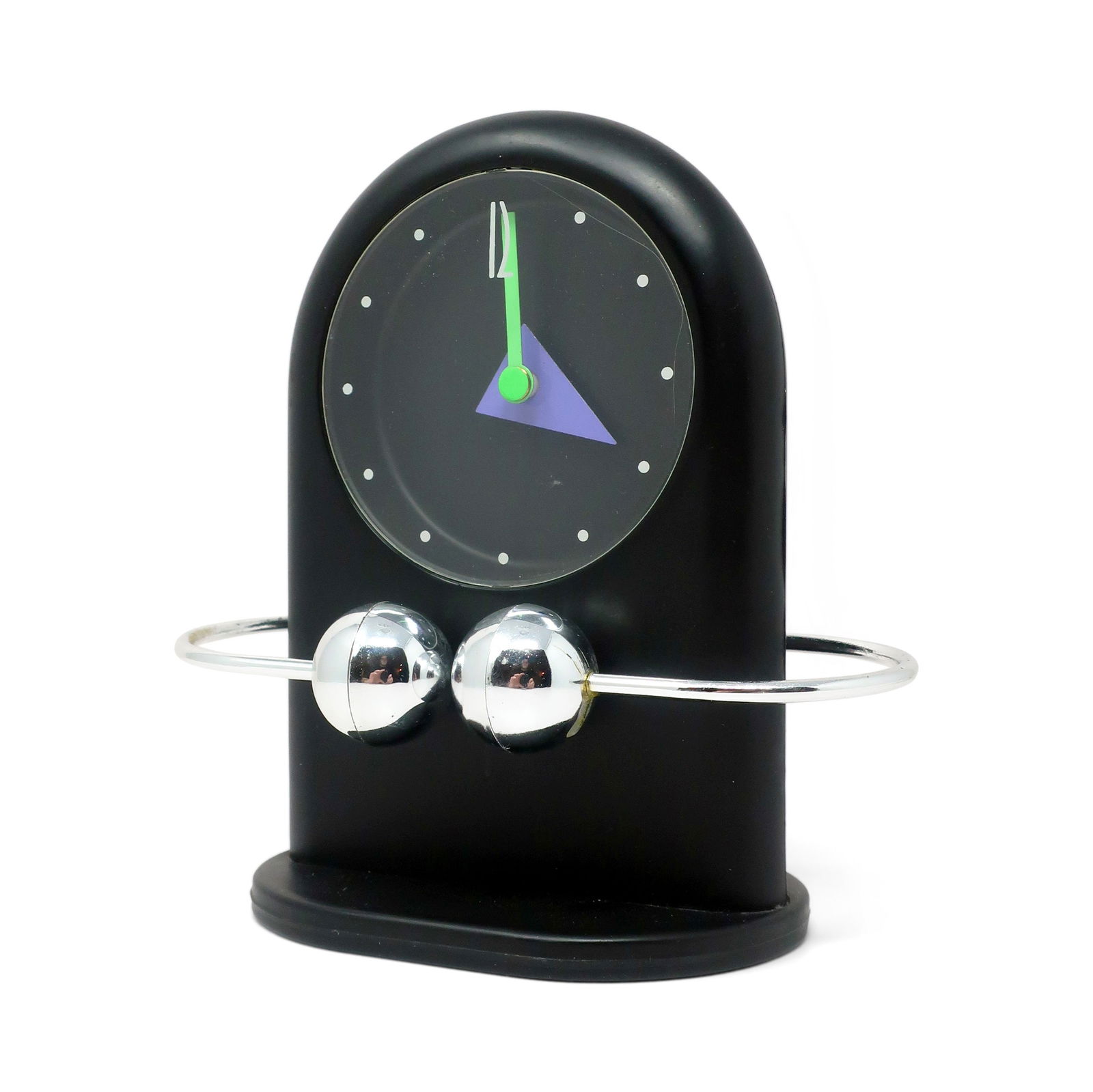 1980s Postmodern Black & Silver Pendulum Desk Clock: A fantastic postmodern vintage desk, mantel, or shelf clock with a oval base, rounded top case, geometric hands, and a silver pendulum 'ring' above the base of the clock that keeps the beat to the sec