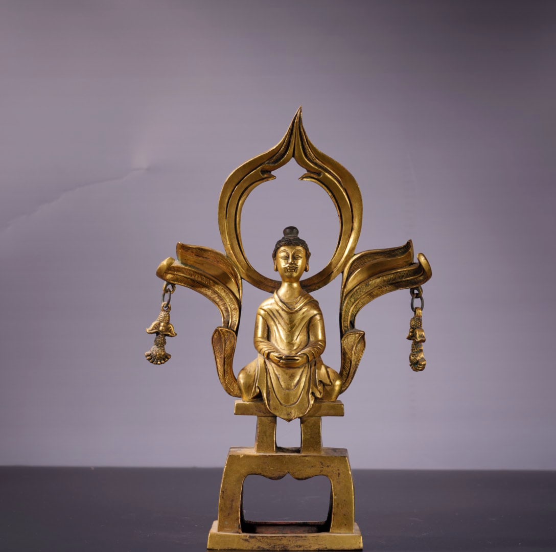 Chinese Gilt Gold Red Copper Buddha Statue: Title: Chinese Gilt Gold Red Copper Buddha Statue Date/Period: After1860 Origin: Chinese Dimension: 240x153(mm) 9.45x6.02(inches) Weight 1.84 lbs/835g Materials: Gilt Gold Red Copper Reserve: $1,366.0