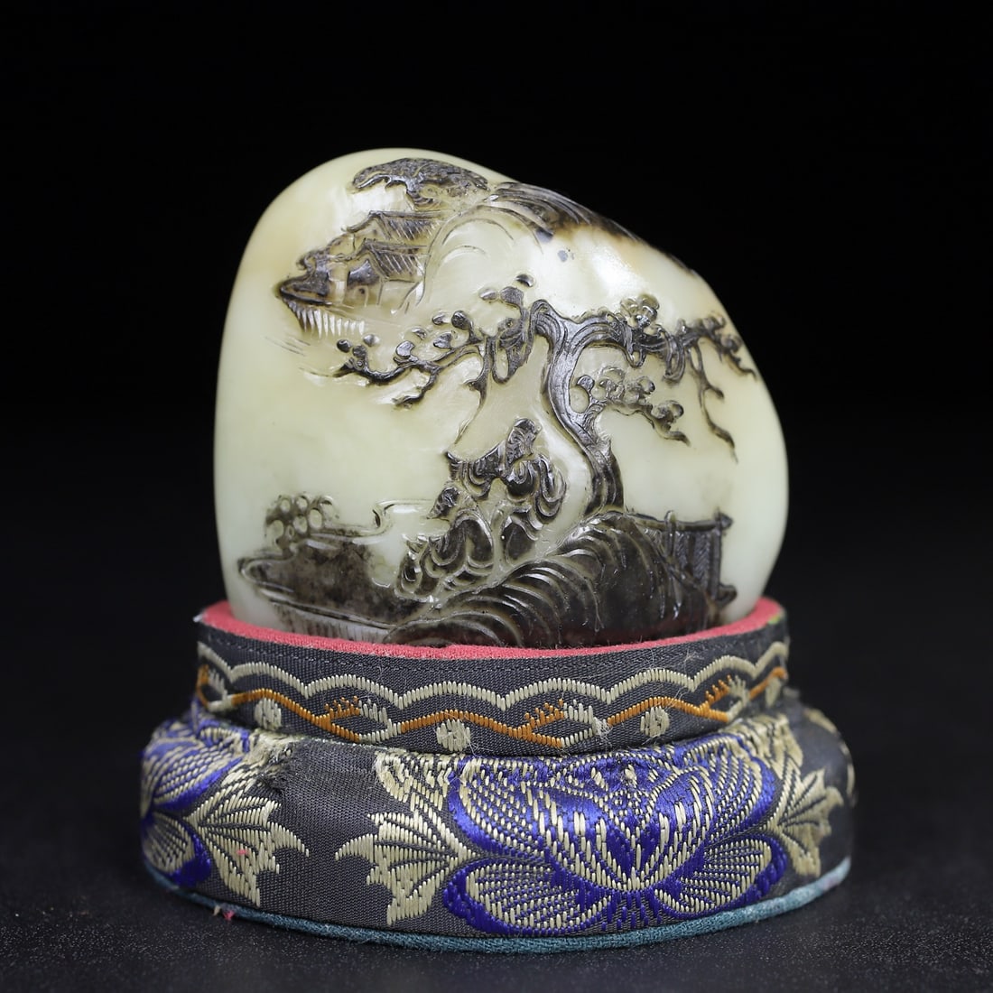 Vintage Chinese Shoushan Stone Carved Sage Meeting Seal Statue: Title: Vintage Chinese Shoushan Stone Carved Sage Meeting Seal Statue Date/Period: After1880 Origin: Chinese Dimension: 72x35x66(mm) 2.83x1.38x2.60(inches) Weight 0.56 lbs/253g Materials: Shoushan Sto