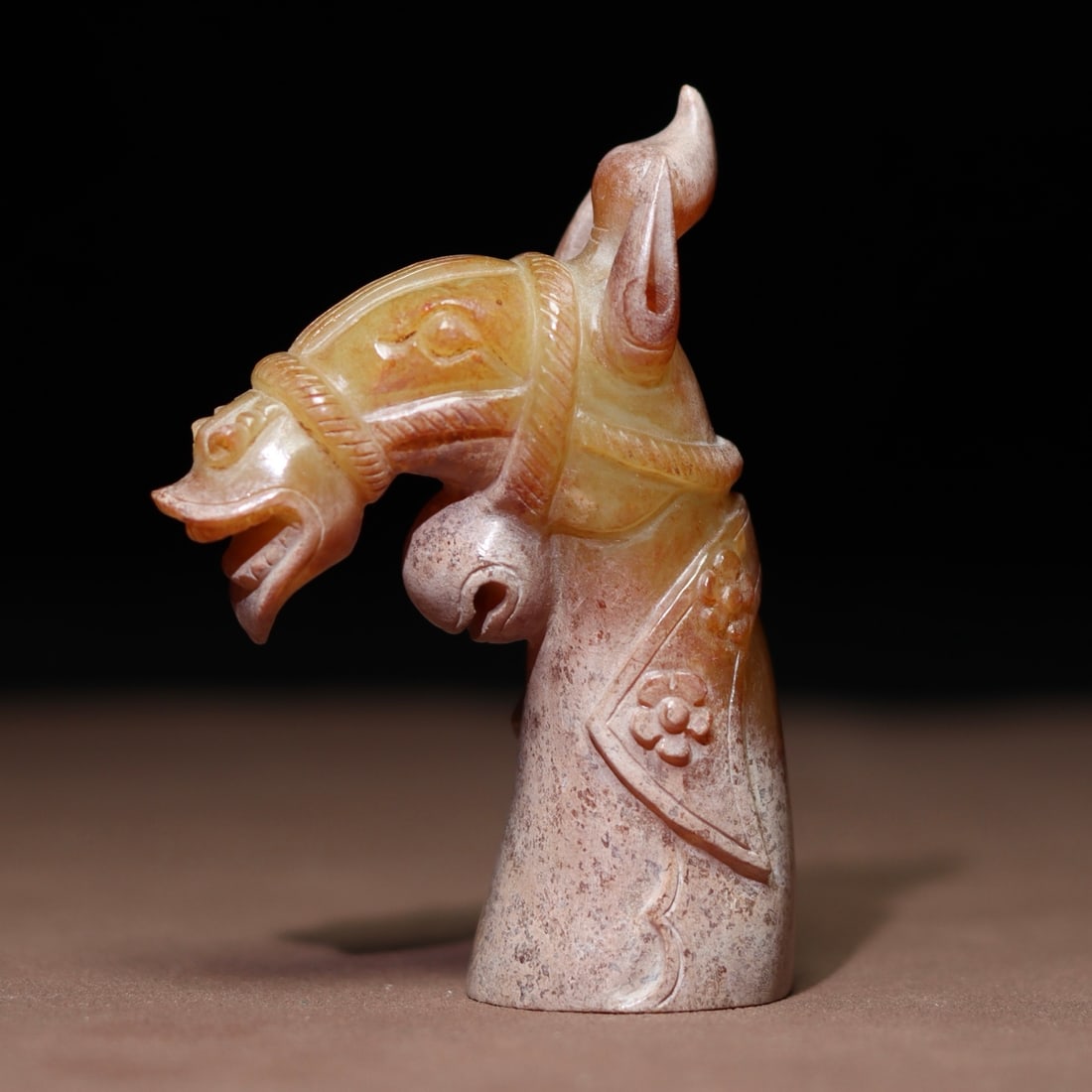 Old Chinese Hetian Jade Horse Head Statue: Title: Old Chinese Hetian Jade Horse Head Statue Date/Period: After1880 Origin: Chinese Dimension: 73x47x26(mm) 2.87x1.85x1.02(inches) Weight 0.17 lbs/76.8g Materials: Hetian Jade Reserve: $688.00 Shi