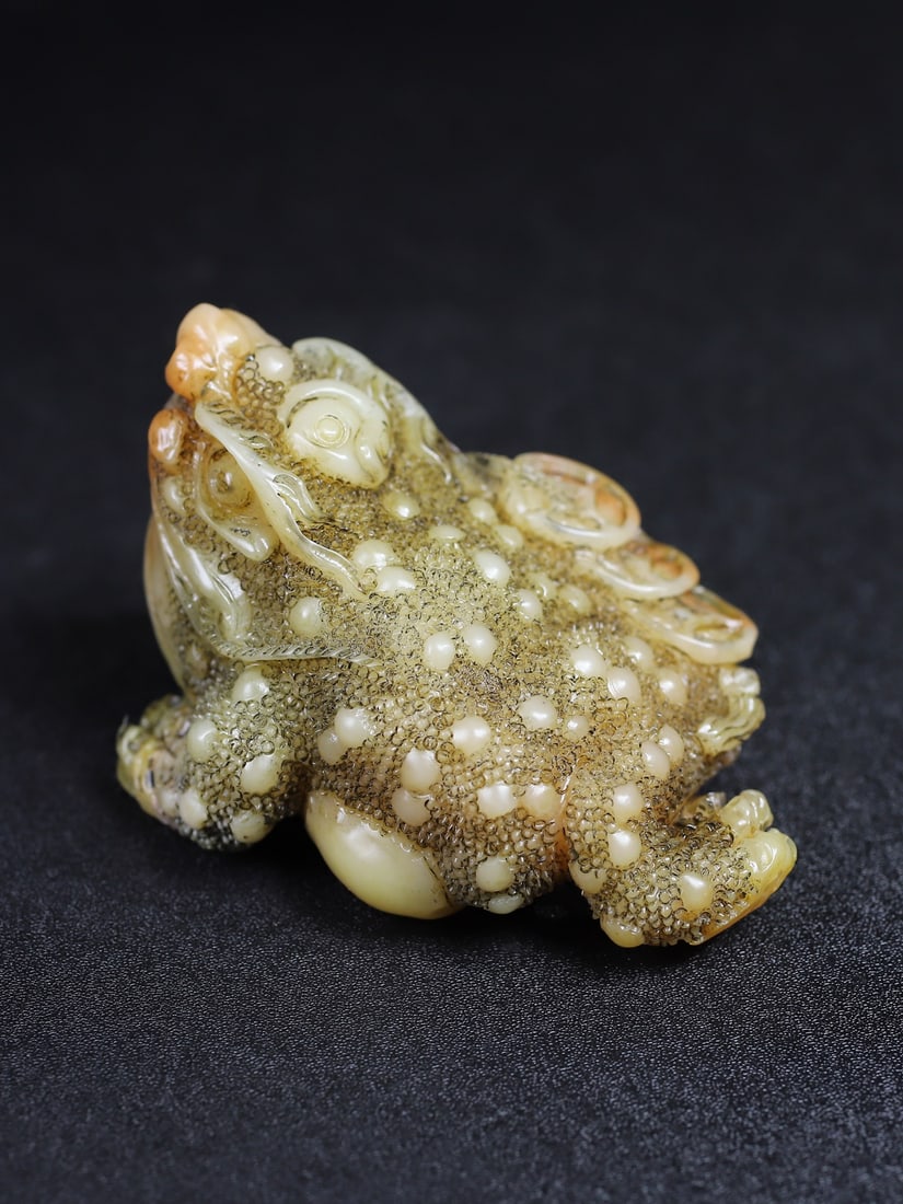 Hand Carved Chinese Shoushan Stone Fortune Toad Statue: Title: Hand Carved Chinese Shoushan Stone Fortune Toad Statue Date/Period: After1920 Origin: Chinese Dimension: 85x50(mm) 3.35x1.97(inches) Weight 0.42 lbs/189g Materials: Shoushan Stone Reserve: $180