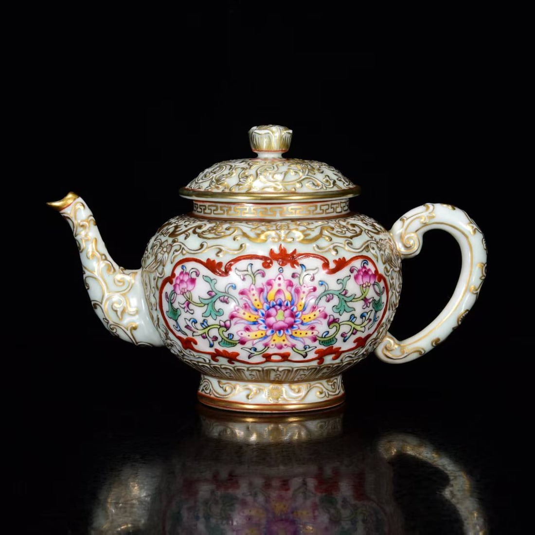 Chinese Gilt Gold Famille Rose Flower Porcelain Teapot: Title: Chinese Gilt Gold Famille Rose Flower Porcelain Teapot Date/Period: After1900 Origin: Chinese Dimension: 120x190(mm) 4.72x7.48(inches) Materials: Porcelain Reserve: $399.00 Shipping: Domesti
