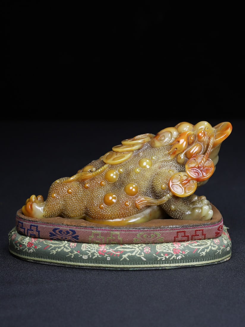 Vintage Chinese Shoushan Stone Carved Fortune Toad Statue w Box: Title: Vintage Chinese Shoushan Stone Carved Fortune Toad Statue w Box Date/Period: After1800 Origin: Chinese Dimension: 170x75(mm) 6.69x2.95(inches) Weight 1.68 lbs/763g Materials: Shoushan Stone Res