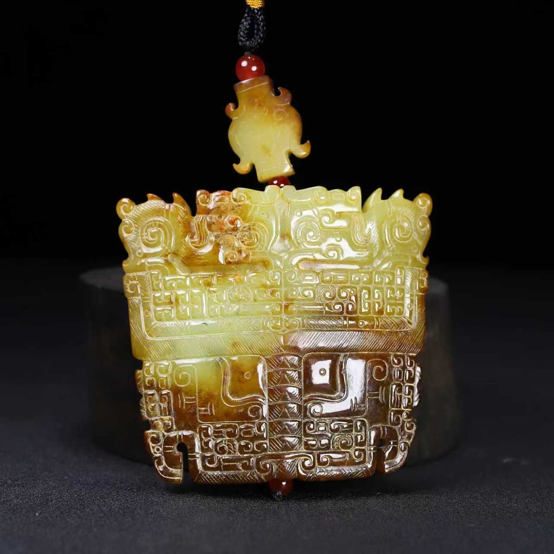 Old Chinese Hetian Jade Beast Face Pendant: Title: Old Chinese Hetian Jade Beast Face Pendant Date/Period: After1920 Origin: Chinese Dimension: 90x80x12(mm) 3.54x3.15x0.47(inches) Weight 0.39 lbs/174.8g Materials: Hetian Jade Reserve: $456.00 S