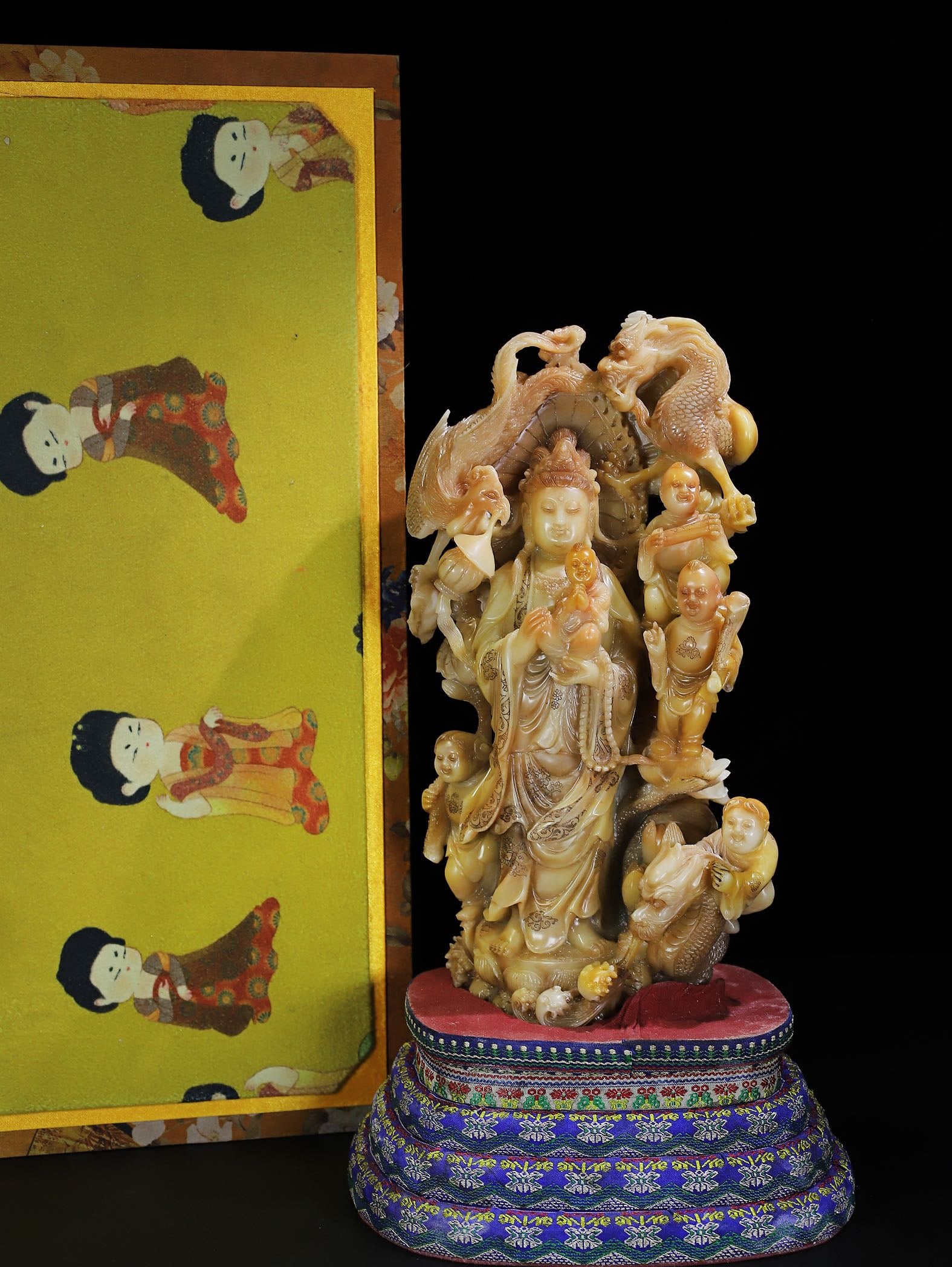 Vintage Chinese Shoushan Stone Kwan-yin,Kid,Dragon,Phoenix Statue: Title: Vintage Chinese Shoushan Stone Kwan-yin,Kid,Dragon,Phoenix Statue Date/Period: After1850 Origin: Chinese Dimension: 326x175(mm) 12.83x6.89(inches) Weight 10.22 lbs/4637g Materials: Shoushan Sto