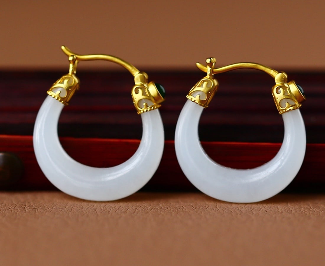 A Pair 18K Gold Inlay Hetian Jade Earrings: Title: A Pair 18K Gold Inlay Hetian Jade Earrings Date/Period: After2025 Origin: Chinese Dimension: 18x5(mm) 0.71x0.20(inches) Weight 0.009 lbs/4.2g Materials: 18K Gold,Hetian Jade Reserve: $738.00 Sh