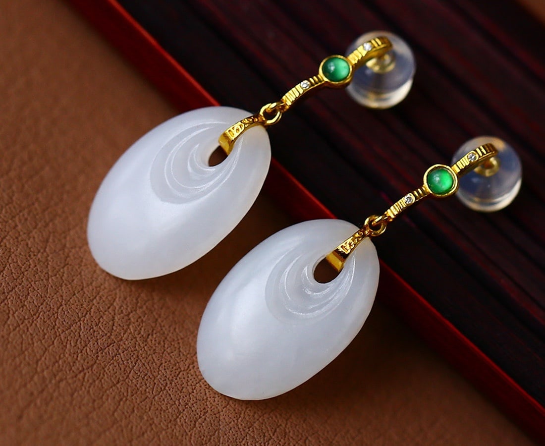 A Pair 18K Gold Inlay Hetian Jade Earrings: Title: A Pair 18K Gold Inlay Hetian Jade Earrings Date/Period: After2025 Origin: Chinese Dimension: 18x11x3.5(mm) 0.71x0.43x0.14(inches) Weight 0.007 lbs/3.2g Materials: 18K Gold,Hetian Jade Reserve: