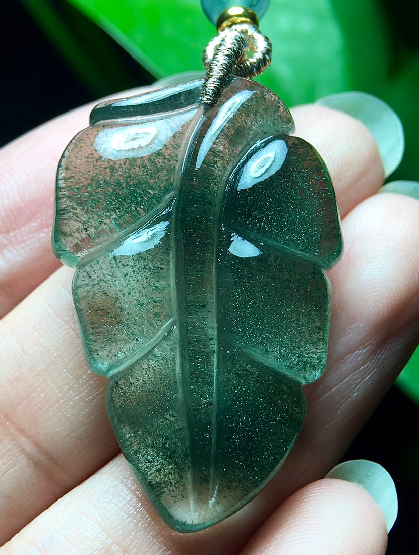 Green Crystal Leaf Pendant with Certificate: Title: Green Crystal Leaf Pendant with Certificate Date/Period: After2025 Origin: Chinese Dimension: 38x24x10(mm) 1.50x0.94x0.39(inches) Weight 0.04 lbs/16g Materials: Crystal Reserve: $299.00 Shippin