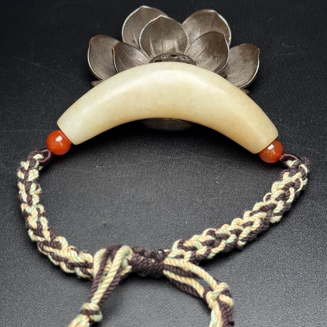 Hand knitting Chinese Hetian Jade Hand Chain: Title: Hand knitting Chinese Hetian Jade Hand Chain Date/Period: After1900 Origin: Chinese Dimension: 72x18x14(mm) 2.83x0.71x0.55(inches) Weight 0.08 lbs/37g Materials: Hetian Jade Reserve: $119.00 Sh