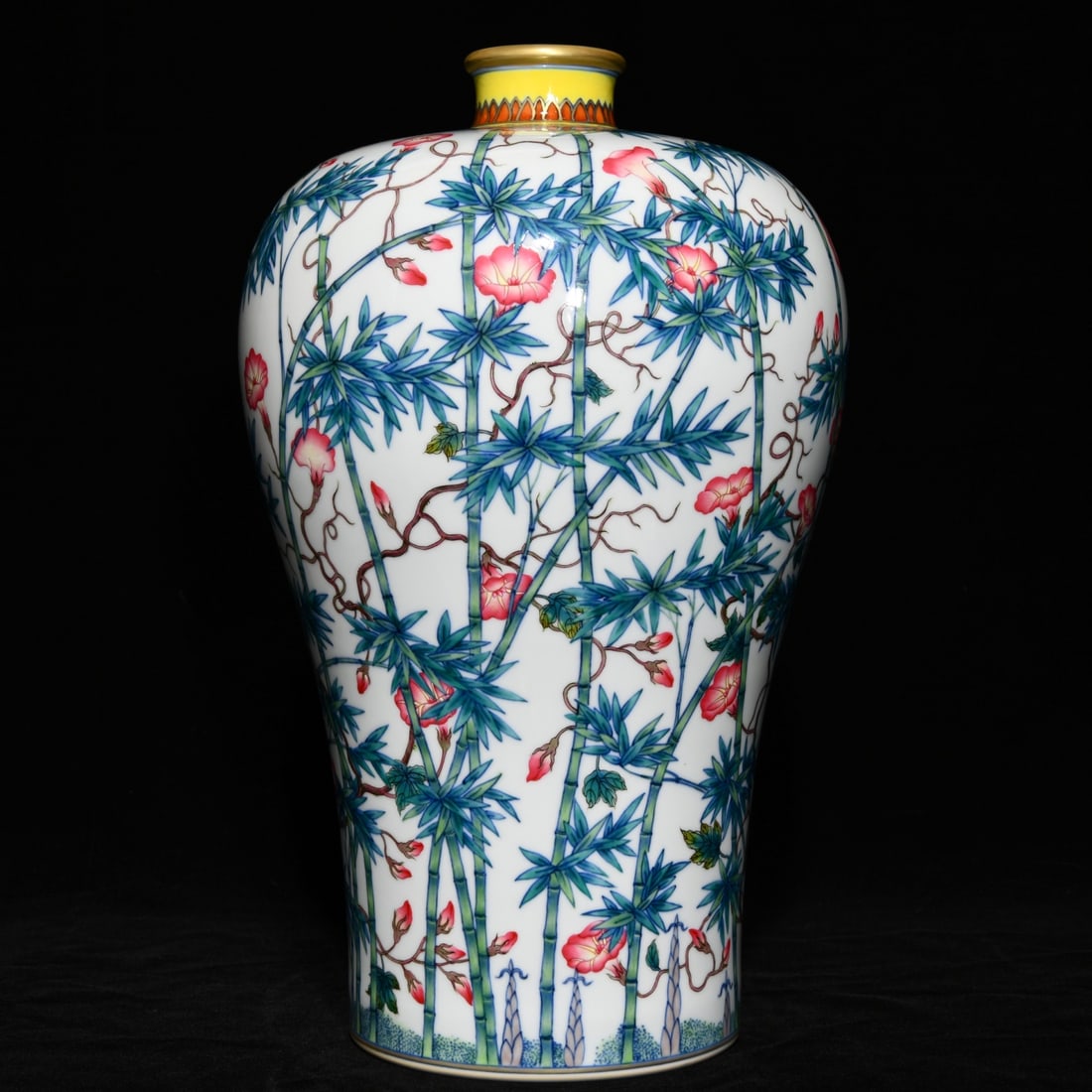 Chinese Gilt Gold Dou Cai Bamboo Porcelain Vase w Yongzheng Mark: Title: Chinese Gilt Gold Dou Cai Bamboo Porcelain Vase w Yongzheng Mark Date/Period: After1850 Origin: Chinese Dimension: 370x230(mm) 14.57x9.06(inches) Materials: Porcelain Reserve: $2,299.00 Shippin