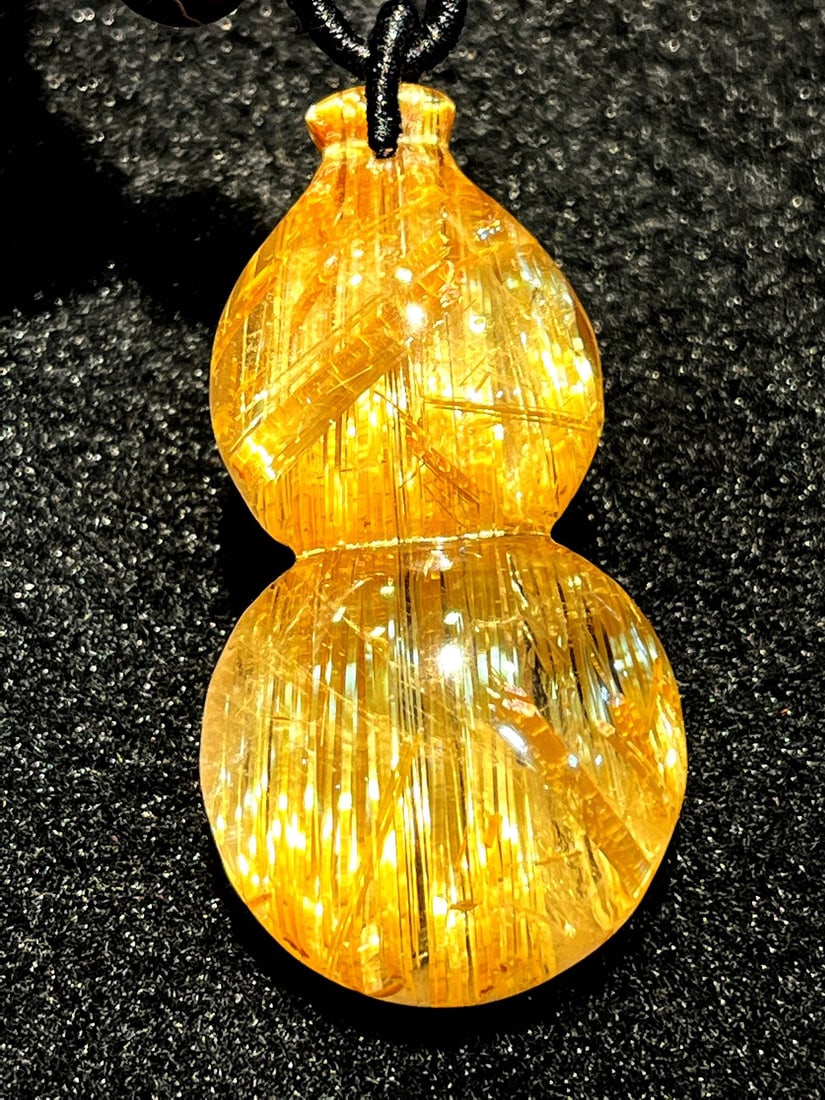 Natural Rutilated Quartz Gourd Pendant with Certificate: Title: Natural Rutilated Quartz Gourd Pendant with Certificate Date/Period: After2025 Origin: Chinese Dimension: 43x22x12(mm) 1.69x0.87x0.47(inches) Weight 0.03 lbs/14.5g Materials: Rutilated Quartz R