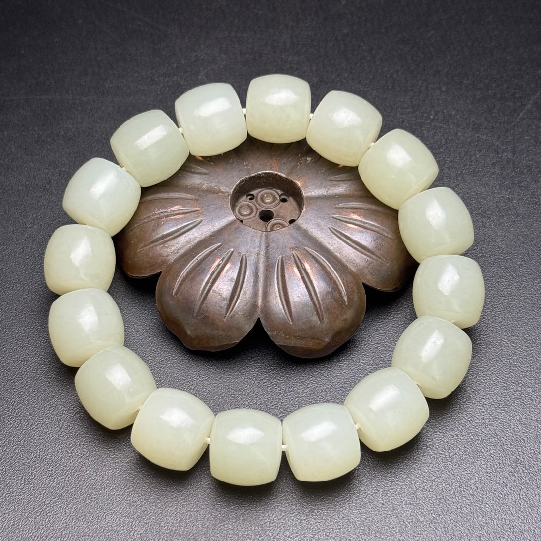 Chinese Hetian Jade Beads Hand Chain: Title: Chinese Hetian Jade Beads Hand Chain Date/Period: After2000 Origin: Chinese Dimension: 14x13(mm) 0.55x0.51(inches) Weight 0.17 lbs/79g Materials: Hetian Jade Reserve: $288.00 Shipping: