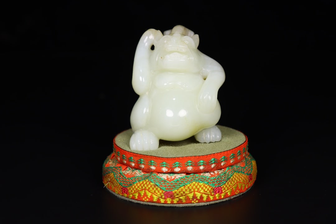 Old Chinese Hetian Jade Bear Statue: Title: Old Chinese Hetian Jade Bear Statue Date/Period: After1900 Origin: Chinese Dimension: 60x55x55(mm) 2.36x2.17x2.17(inches) Weight 0.54 lbs/243g Materials: Hetian Jade Reserve: $1,599.00 Shippin