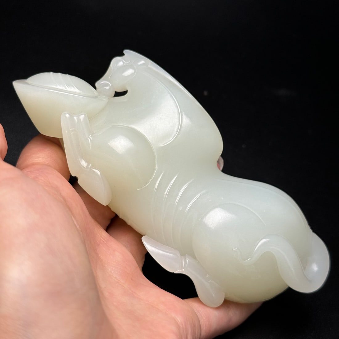 Superb Chinese Hetian Jade Carved Fortune Horse Statue: Title: Superb Chinese Hetian Jade Carved Fortune Horse Statue Date/Period: After2000 Origin: Chinese Dimension: 132 x 54 x 41 (mm)5.20 x 2.12 x 1.61 (inches) Weight: 0.71 lbs/ 321 g Materials: Hetian