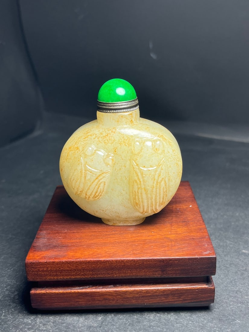 Vintage Chinese Hetian Jade Snuff Bottle: Title: Vintage Chinese Hetian Jade Snuff Bottle Date/Period: After1920 Origin: Chinese Dimension: 68 x 58 x 33 (mm)2.68 x 2.28 x 1.30 (inches) Weight: 0.33 lbs/ 151 g Materials: Hetian Jade Reserve: $