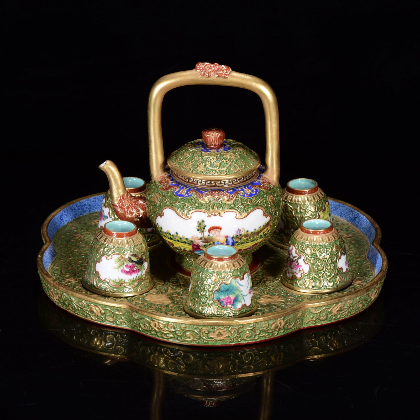 A Set Chinese Qing Dynasty Famille Rose Enamel Figures Design Porcelain Handle Teapot & Cups: Title: A Set Chinese Qing Dynasty Famille Rose Enamel Figures Design Porcelain Handle Teapot & Cups Date/Period: After1850 Origin: Chinese Dimension: 320 x 25 (mm) 12.60 x 0.98 (inches)Dimension:190 x