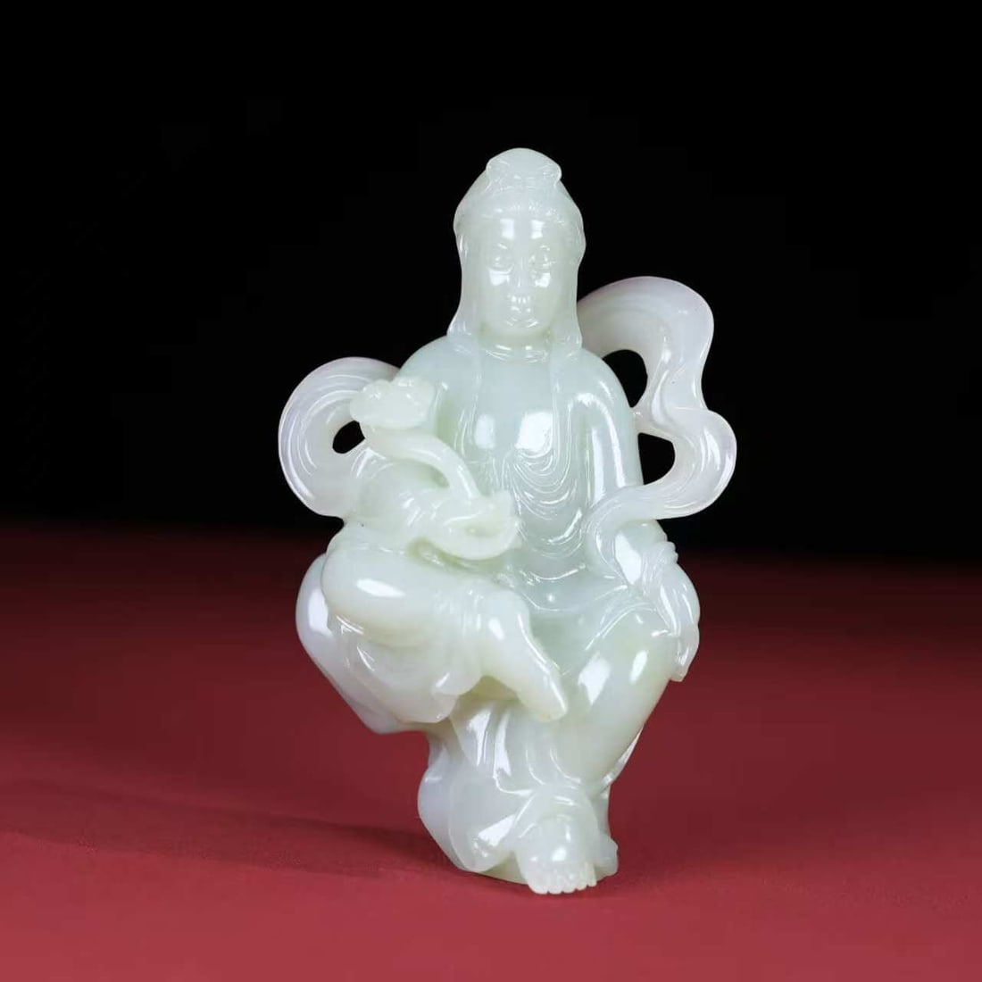 Superb Chinese Hetian Jade Carved Ruyi Kwan-yin Statue: Title: Superb Chinese Hetian Jade Carved Ruyi Kwan-yin Statue Date/Period: After2000 Origin: Chinese Dimension: 87 x 58 x 30 (mm)3.42 x 2.28 x 1.18 (inches) Weight: 0.25 lbs/ 115 g Materials: Hetian J