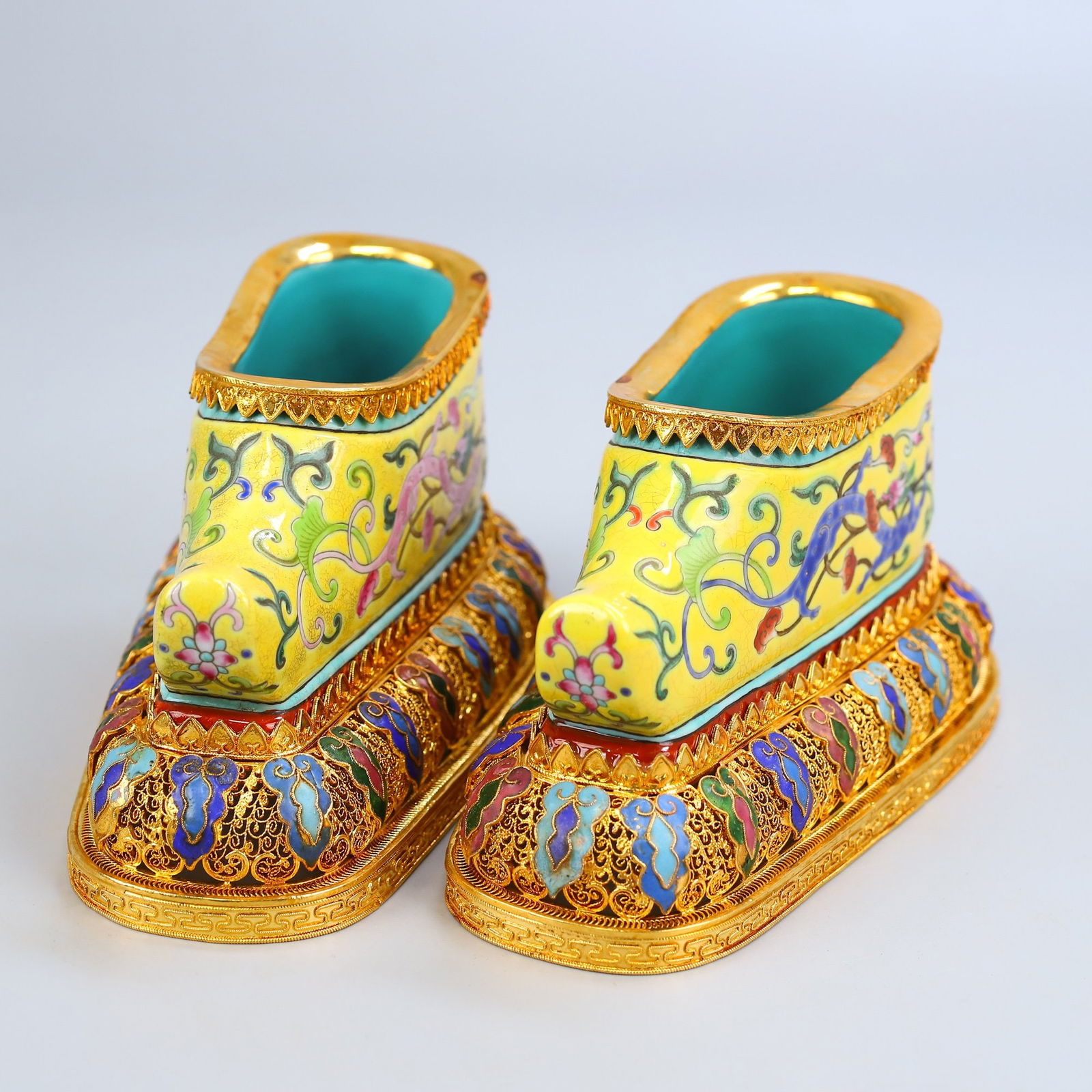 Chinese Yellow Ground Famille Rose Flower Design Porcelain Shoes Statue Inlay Gold Wires Enamel Base: Title: Chinese Yellow Ground Famille Rose Flower Design Porcelain Shoes Statue Inlay Gold Wires Enamel Base Date/Period: After1860 Origin: Chinese Dimension: 270 x 90 (mm) 10.63 x 3.54 (inches) Materi