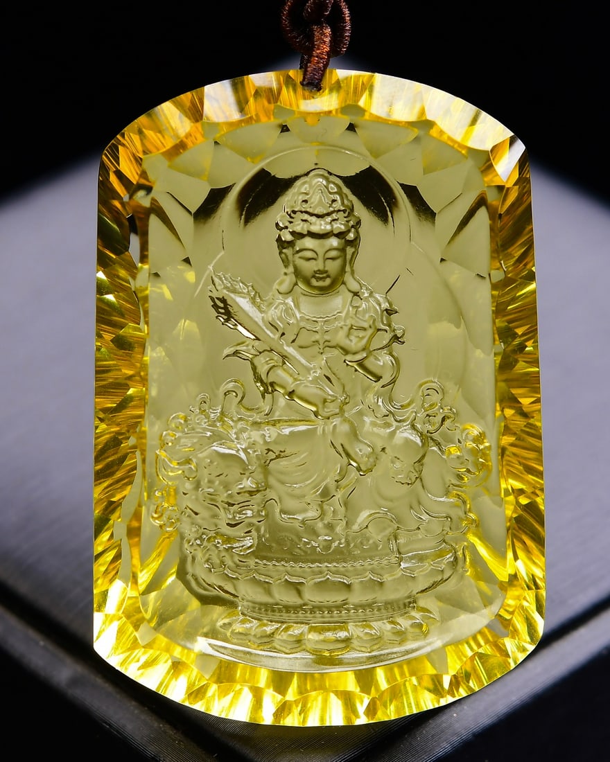 Beautiful Yellow Crystal Carved Manjushri Bodhisattva Pendant: Title: Beautiful Yellow Crystal Carved Manjushri Bodhisattva Pendant Date/Period: After2025 Origin: Chinese Dimension: 60 x 41 x 13 (mm)2.36 x 1.61 x 0.51 (inches)Weight : 0.15 lbs/ 66.3 g Materials: