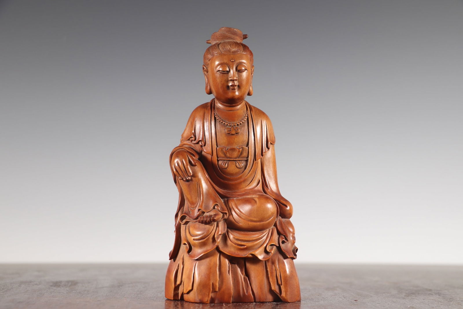 Vintage Chinese Sandalwood Carved Kwan-yin Statue: Title: Vintage Chinese Sandalwood Carved Kwan-yin Statue Date/Period: After1880 Origin: Chinese Dimension: 175 x 78 x 58 (mm)6.89 x 3.07 x 2.28 (inches) Materials: Sandalwood Reserve: $1,799.00 Shippi