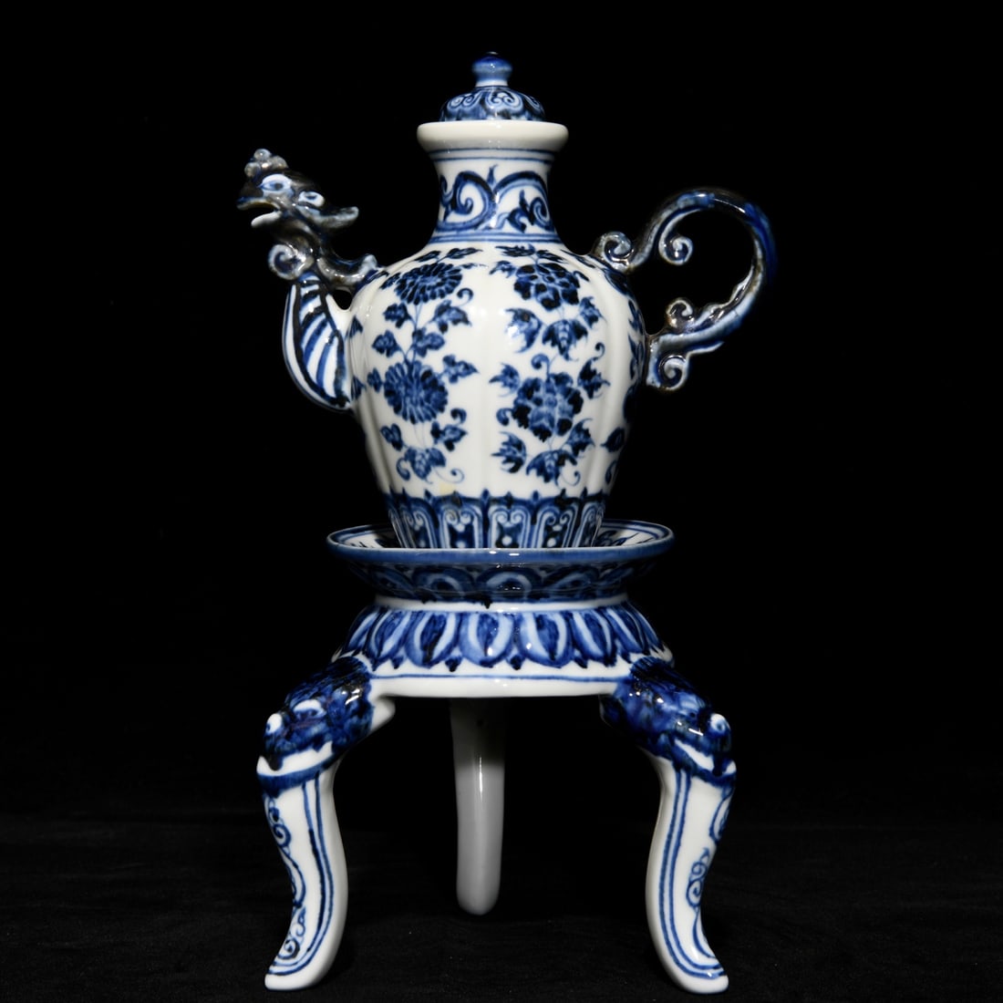 Chinese Blue And White Porcelain Phoenix Wine Pot: Title: Chinese Blue And White Porcelain Phoenix Wine Pot Date/Period: After1900 Origin: Chinese Dimension: 280 x 162 (mm) 11.02 x 6.38 (inches) Materials: Porcelain Reserve: $899.00 Shipping: Domestic