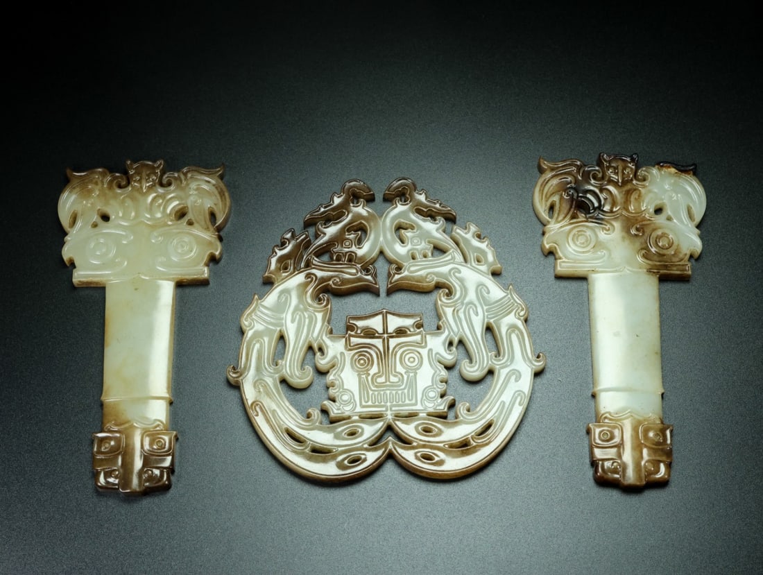 A Pair Superb Chinese Hetian Jade Carved Dragon Phoenix Jade Bi Statue: Title: A Pair Superb Chinese Hetian Jade Carved Dragon Phoenix Jade Bi Statue Date/Period: After1880 Origin: Chinese Dimension: 103 x 100 x 5 (mm)4.05 x 3.94 x 0.20 (inches) Dimension: 105 x 60 x 5 (m