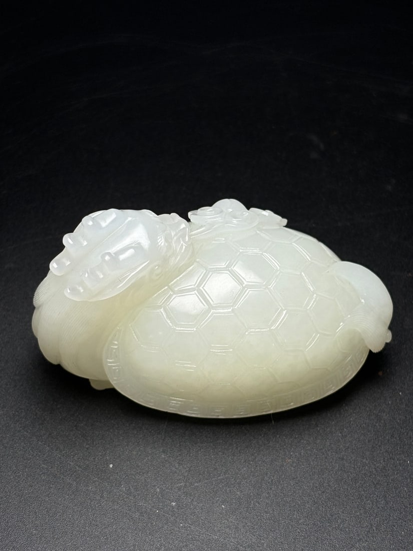 Superb Chinese Hetian Jade Carved Dragon Turtle Statue: Title: Superb Chinese Hetian Jade Carved Dragon Turtle Statue Date/Period: After2000 Origin: Chinese Dimension: 74 x 46 x 41 (mm)2.91 x 1.81 x 1.61 (inches) Weight:0.38 lbs/ 171 g Materials: Hetian Ja