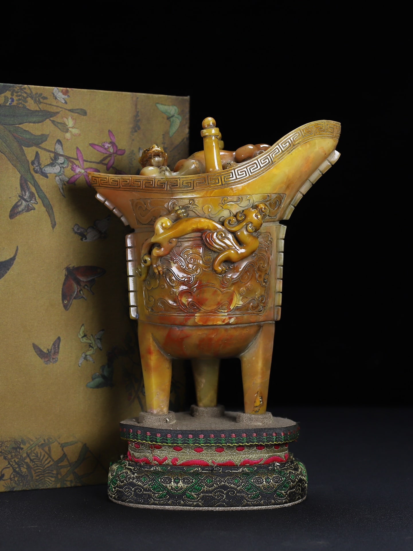 Superb Vintage Chinese Tianhuang Stone Carved 3 Legs Fortune Beast Cup Statue: Title: Superb Vintage Chinese Tianhuang Stone Carved 3 Legs Fortune Beast Cup Statue Date/Period: After1850 Origin: Chinese Dimension: 185 x 160 (mm) 7.28 x 6.30 (inches) Weight: 3.35 lbs/ 1519 g Mate