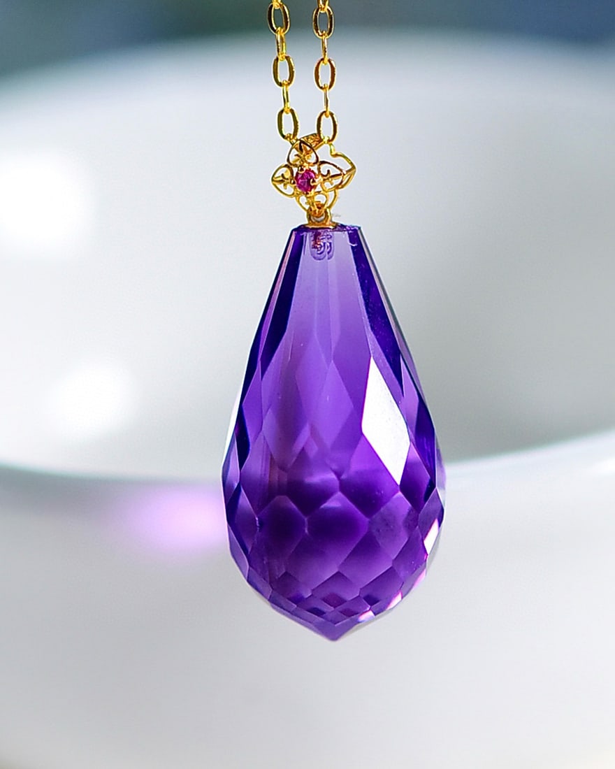 Beautiful Amethyst Carved Lucky Pendant: Title: Beautiful Amethyst Carved Lucky Pendant Date/Period: After2020 Origin: Chinese Dimension: 20.5 x 11.2 x 11.2 (mm)0.81 x 0.44 x 0.44 (inches) Materials: Amethyst Reserve: $199.00 Shipping: Dome